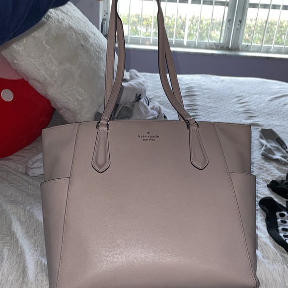 Kate Spade ♠️ Purse. Used in Great Condition! Color is a Beige tone. - Picture 2 of 9